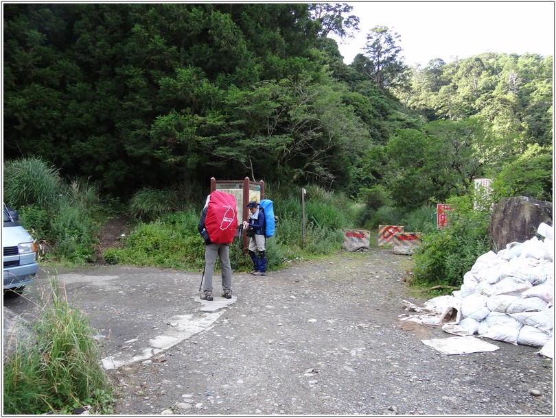 2012-07-10 07-04-10南湖大山登山口準備出發.JPG